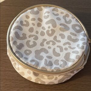 Chic Leopard Print Cosmetic Bag